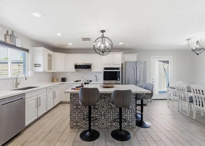 Holiday home Seabreeze-pool, Fire Pit, & Mini Golf-in Old Town *