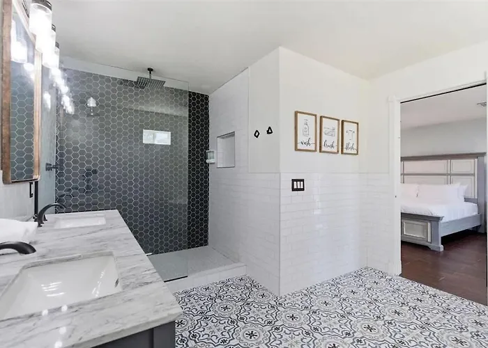 Holiday home Seabreeze-pool, Fire Pit, & Mini Golf-in Old Town