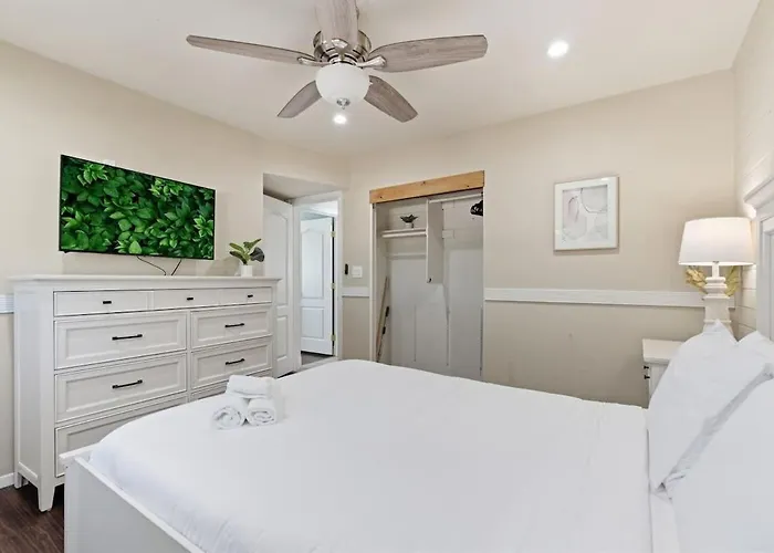Holiday home Seabreeze-pool, Fire Pit, & Mini Golf-in Old Town *