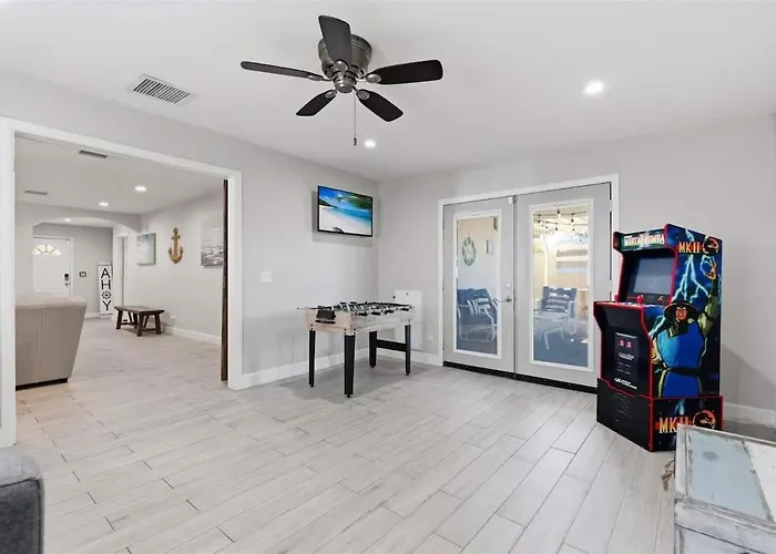 Seabreeze-pool, Fire Pit, & Mini Golf-in Old Town Holiday home